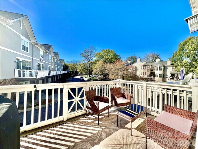 Building Photo - 833 W 4th St