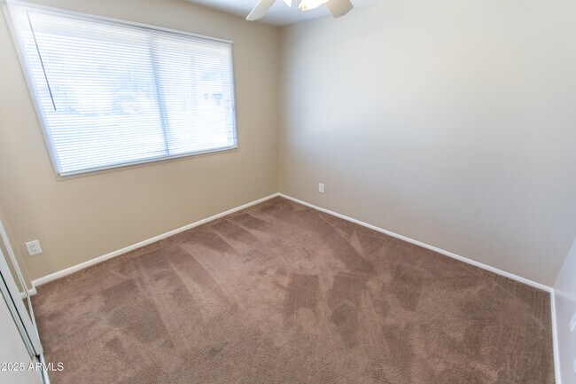 Building Photo - 704 E La Jolla Dr