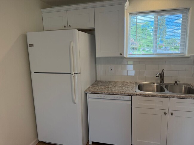 Building Photo - Updated 3 bedroom 1 bath duplex in Junction City!
