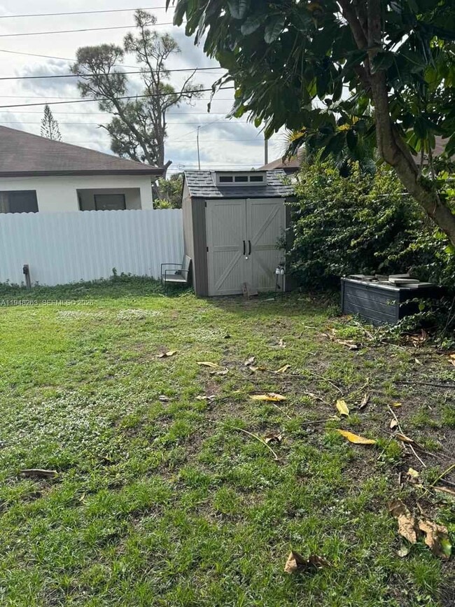 Building Photo - 4820 SW 11th Ct