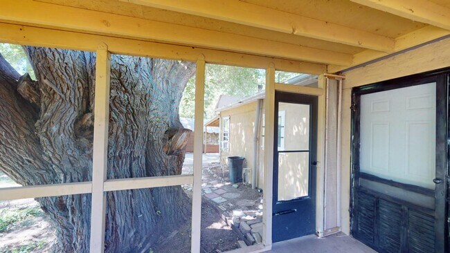 Building Photo - 605 Encino St
