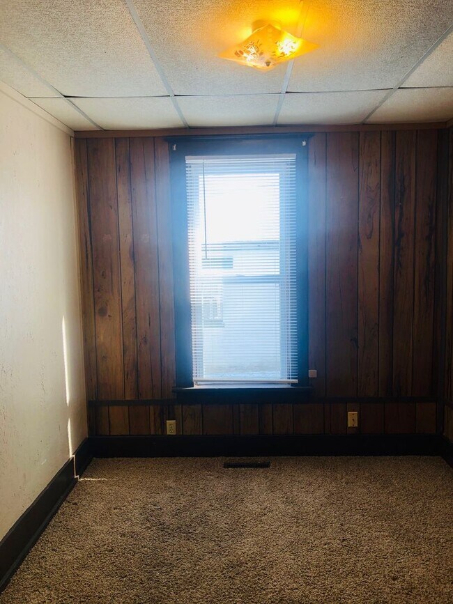 Building Photo - Centrally Located Bungalow