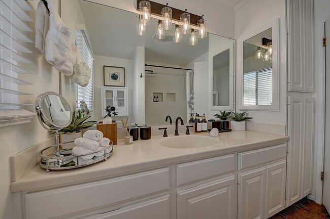 Building Photo - 444 N Shattuck Pl