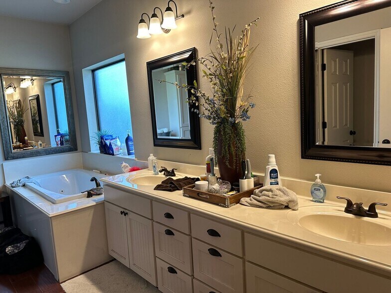 Building Photo - 885 Box Car Rd