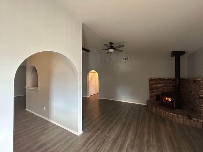 Building Photo - Horse Property in Golden Hills