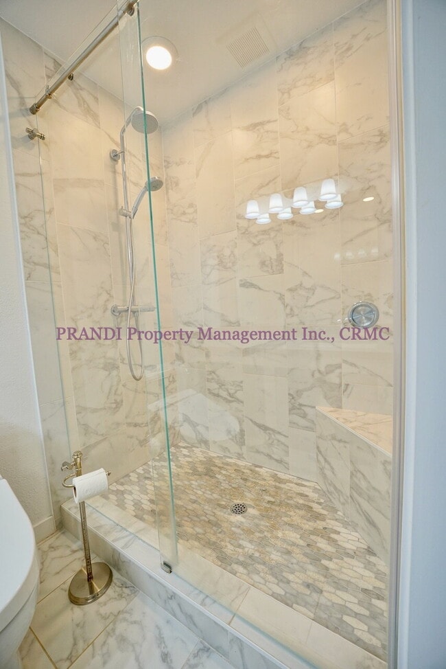 Building Photo - Top Floor, Corner Unit Condo with View and...