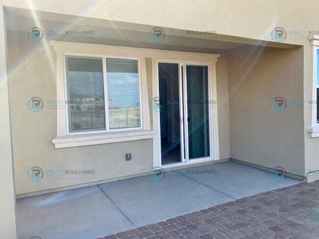 Building Photo - Gorgeous Newer 3 Bedroom Home! Located off...