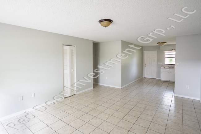 Building Photo - Spacious 3/1 Duplex with Laundry Room