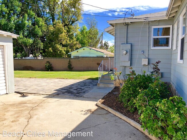 Building Photo - 3 br, 1 bath House - 213 E 45th Street