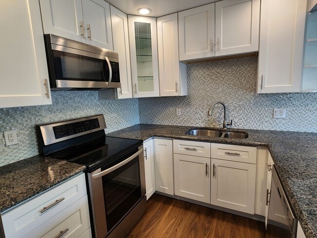 Building Photo - Updated 3 Bedroom Townhome in Great Area!