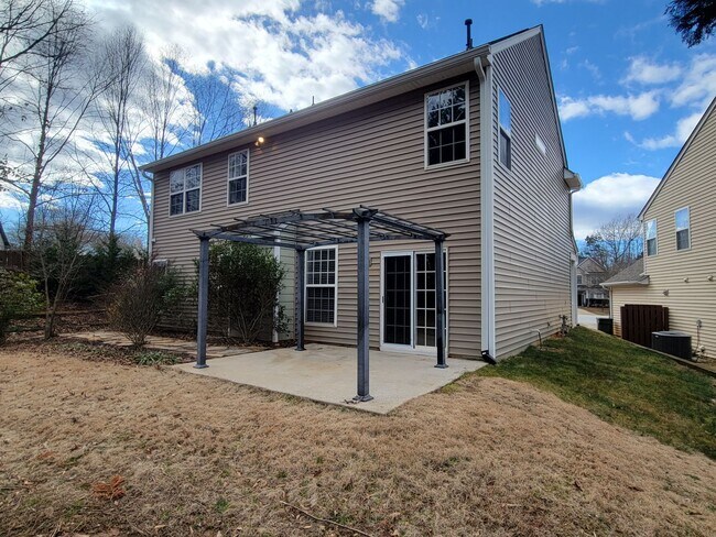 Building Photo - 4 Bedroom, 2.5 Bath Home Available in Hammett Grove Neighborhood