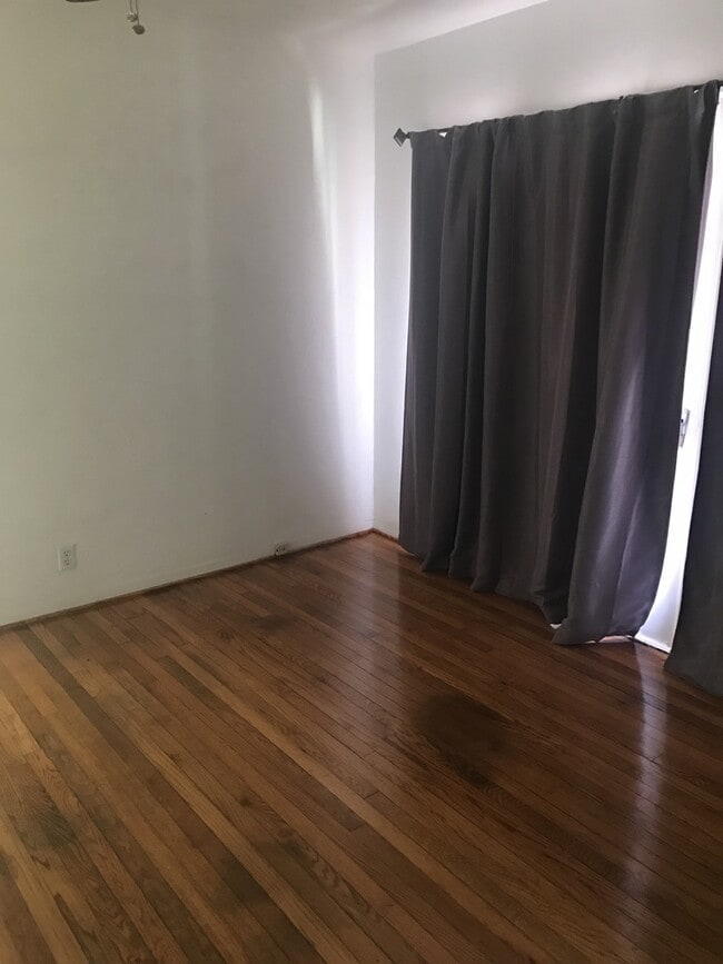 Building Photo - Country home