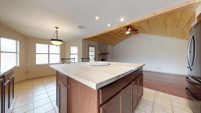 Building Photo - Northeast El Paso 5bed Refrig A/C house in...