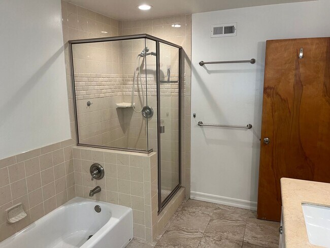 Building Photo - Los Gatos Living Just Minutes from Downtown & New Whole Foods