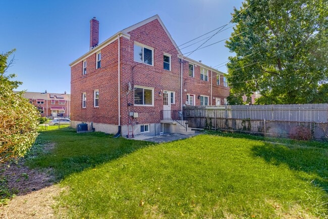 Building Photo - Charming End-Unit Townhome