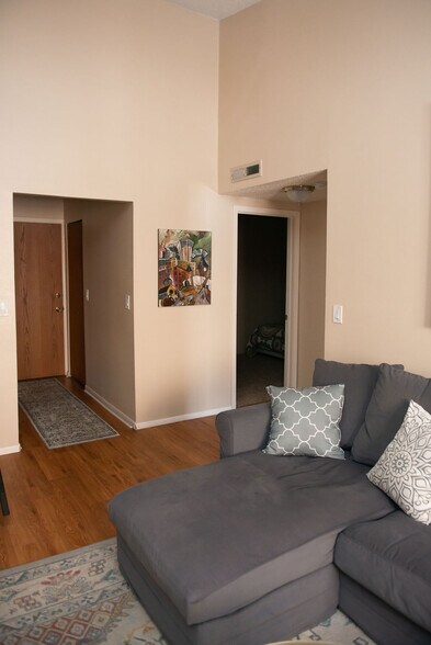 Building Photo - 534 E 7th Ave