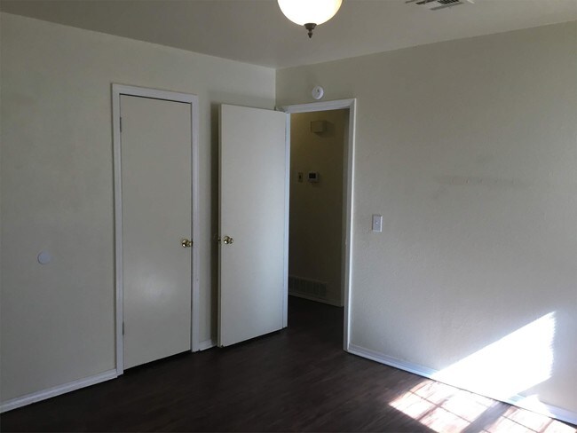 Building Photo - 513 S Silver Leaf Dr