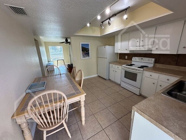 Building Photo - 13753 Oleander Ave