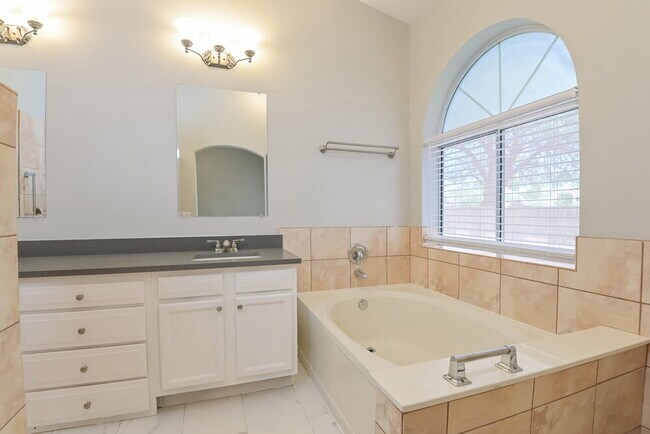 Building Photo - 10132 E Paseo San Bernardo