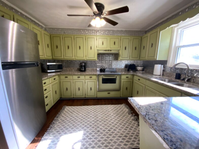 Building Photo - 701 Carson St