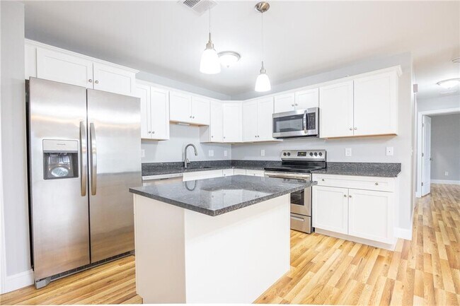 Primary Photo - 13 Gray Coach Ln