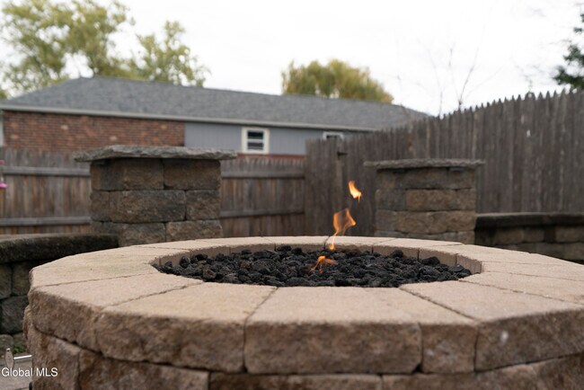 Building Photo - 4 Tompion Ln