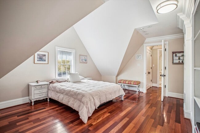 Building Photo - Stunning and Spacious Single Family Home S...
