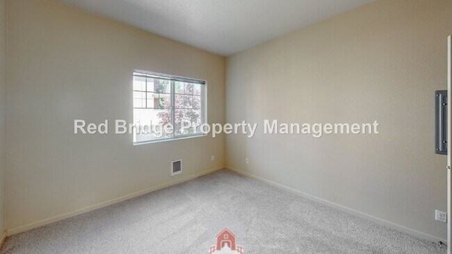 Building Photo - 10834 NE Holly St