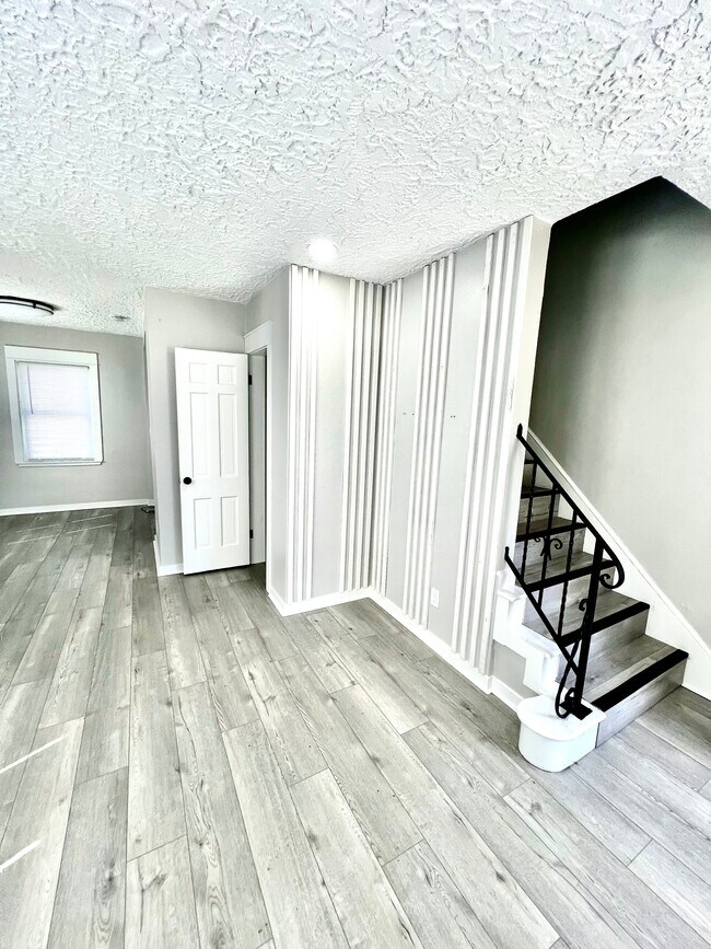 Building Photo - 1008 Kingman Cir