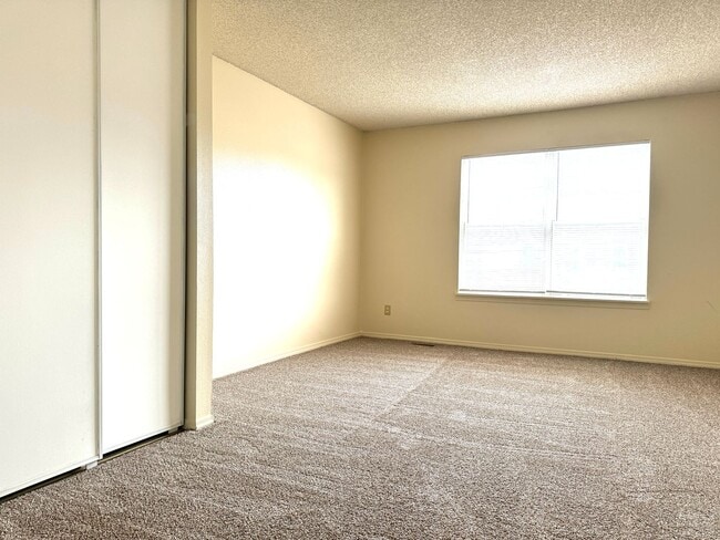 Building Photo - ADORABLE TOWNHOME