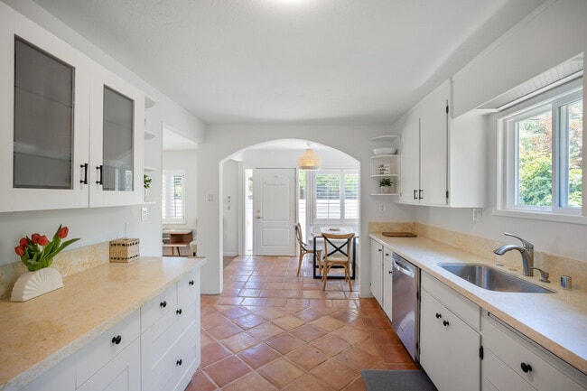 Building Photo - 80 Dominga Ave