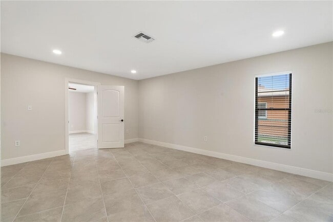 Building Photo - 5008 S Shore Dr
