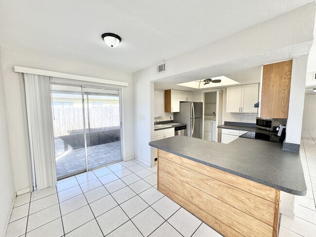 Building Photo - ** NAPLES PARK ** 3 BED / 2 BATH ** PET OK...