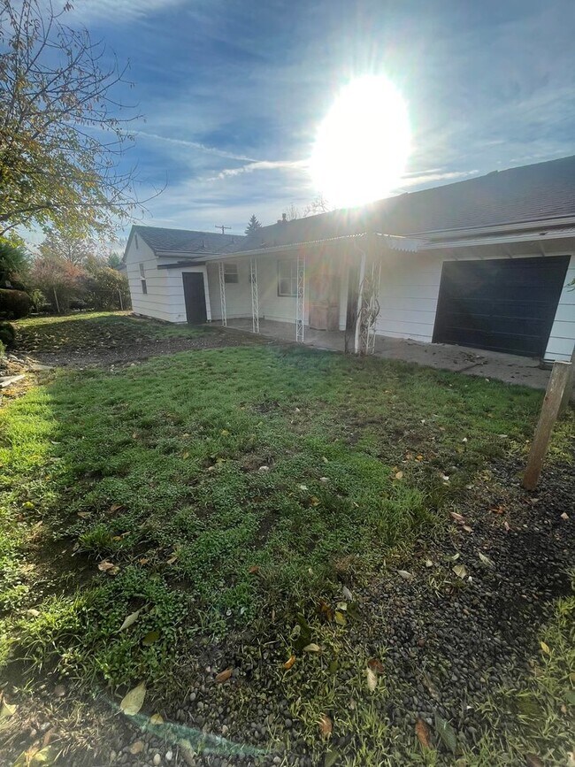 Building Photo - Charming 3 Bedroom Home Lebanon Home with Large Fenced Yard! **$500.00 Off First Full Month's Ren...