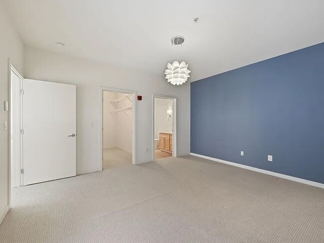 Building Photo - Modern Top-Floor Condo with Stunning Seattle Views