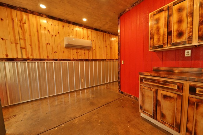 Building Photo - Rustic Home in Heart of Martin!
