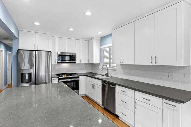 Building Photo - Charming 3BD/2BA Hermosa Beach Bungalow
