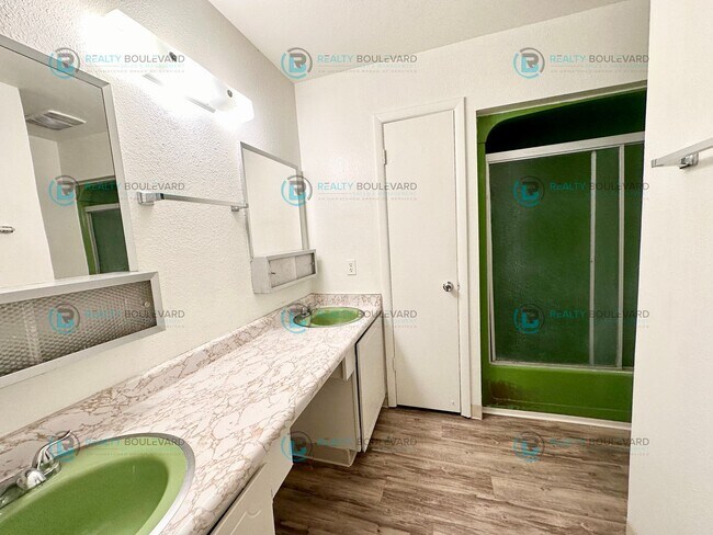 Building Photo - 527 Smithridge Park
