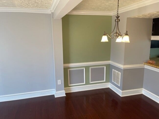 Building Photo - Well maintained 2 BR 2 BA 3 level townhome...