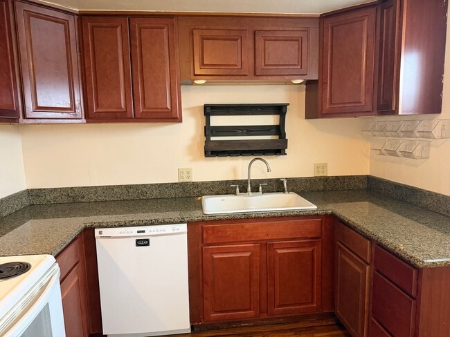 Building Photo - Updated 2 bedroom 1 bathroom house in Springfield!