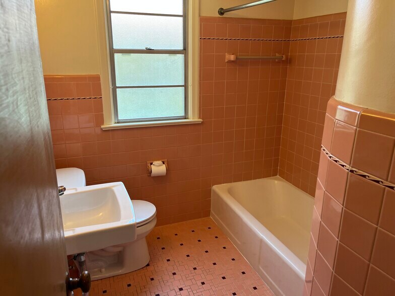 Hall Bath - 30 Thrasher St