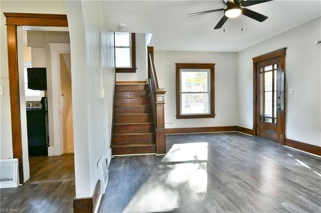 Building Photo - 781 Oak Knoll Ave SE