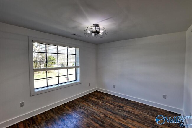 Building Photo - 1122 NE Wellman Ave