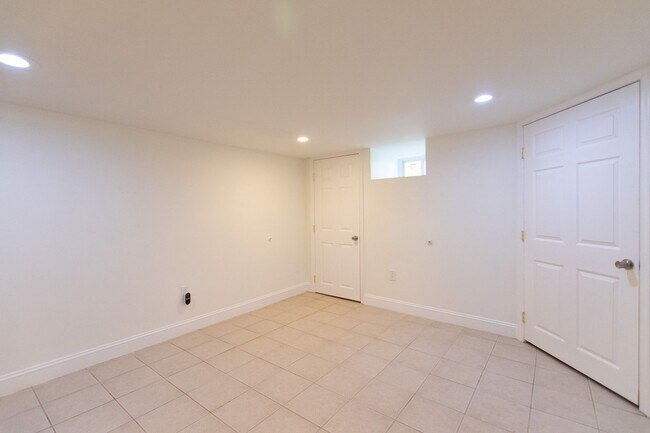 Building Photo - Excellent South Philadelphia Row Home