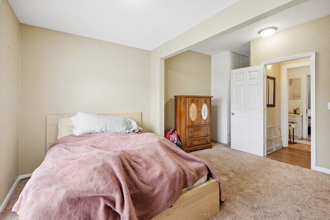 Building Photo - 503 Iowa St