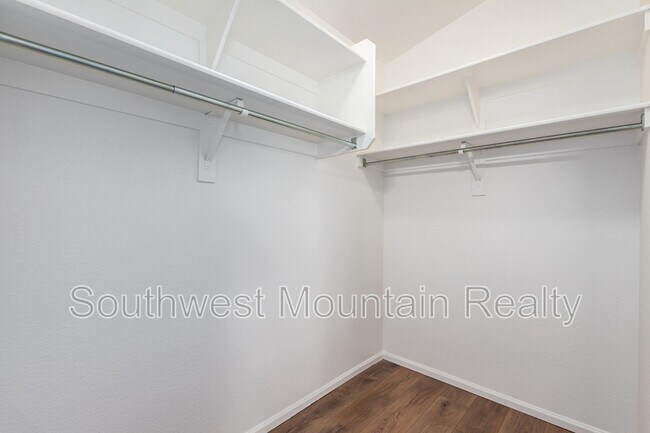 Building Photo - 4010 E Mine Shaft Rd