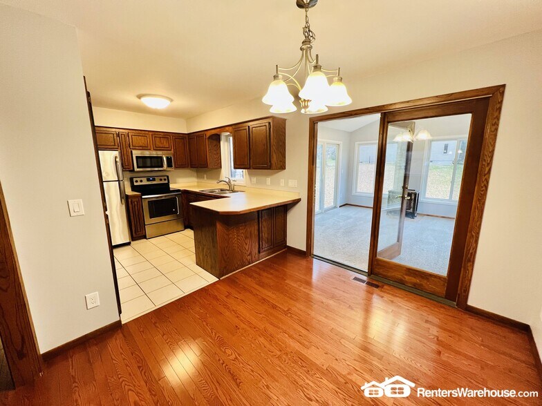 Building Photo - 7575 Lanewood Ln N