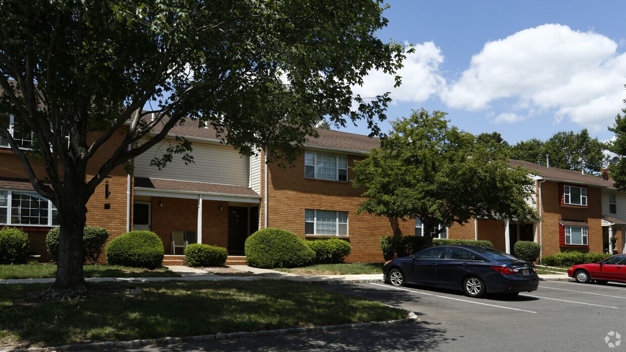 Carriage Run Apartments Townhomes Somerset Nj Apartment Finder