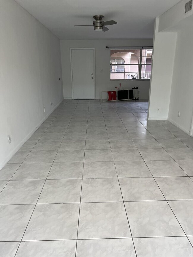 Building Photo - 1100 SE 4th Ave