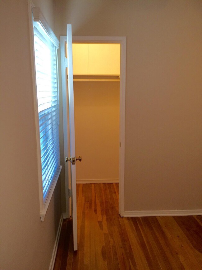 Building Photo - 1831 N Hollywood Way